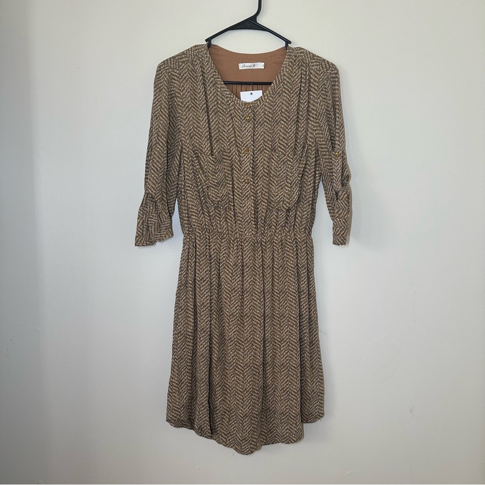 Comme Toi Tan Chevron Print Roll Tab Sleeve Elastic Waist Mini Dress Small NWT